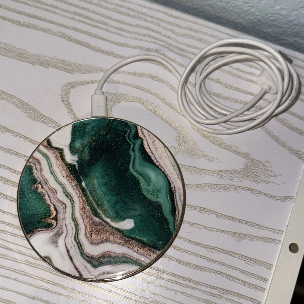 Ideal of Sweden Green/Gold/White Marble Wireless Magnetic Universal Charger - Picture 2 of 7